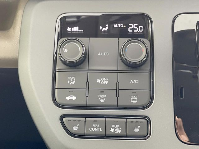 【オートエアコン】一度お好みの温度に設定すれば、車内の温度を検知し風量や温度を自動で調整。暑い&hellip;寒い&hellip;と何度もスイッチ操作をする必要はありません。快適な車内空間には必須の機能ですね♪