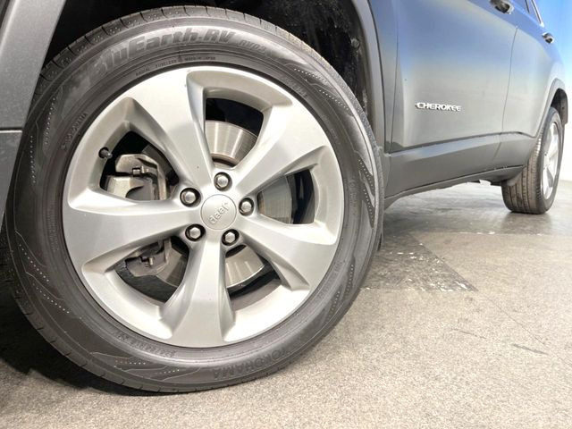 ●純正18インチアルミホイール:輸入車ならではの卓越した走りを支えるホイールと足回りです!日本車の走りに慣れている方にもぜひ体感して頂きたいほど、高いレベルでまとまっています!