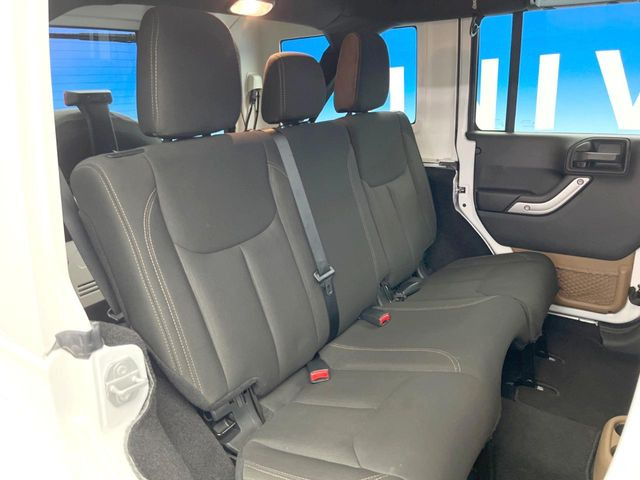 ●後部座席も気になるようなキズ・汚れやへたり等、大きなダメージはなく、良好な状態です。