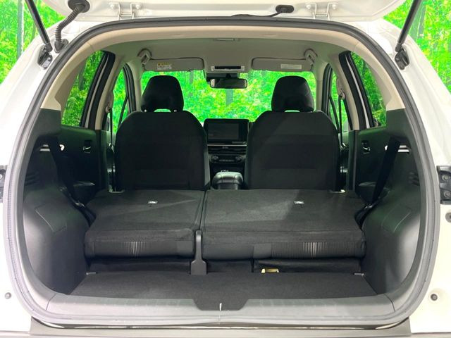 普段のお買い物や通勤、送迎等に十分な荷室スペースを確保しております。セカンドシートを倒すと、大きな荷物の積載も可能です♪
