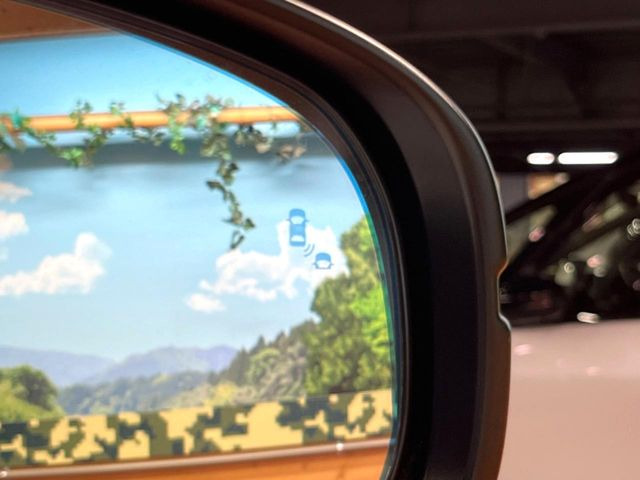 【ブラインドスポットインフォメーション】走行中、ドアミラーの死角になりやすい箇所に後続車が接近するとサイドミラー付近に警告を表示、ドライバーに注意喚起をしてくれます。