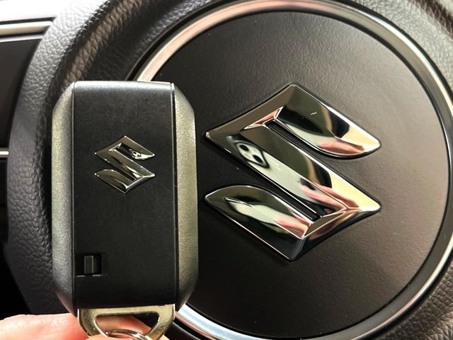 【キーレススタートシステム】カバンやポケットに入れたままでもドアの施錠・解錠が可能なスマートキーを装備。エンジンのオン・オフ時もカギを取り出す必要が無いからとっても便利です♪