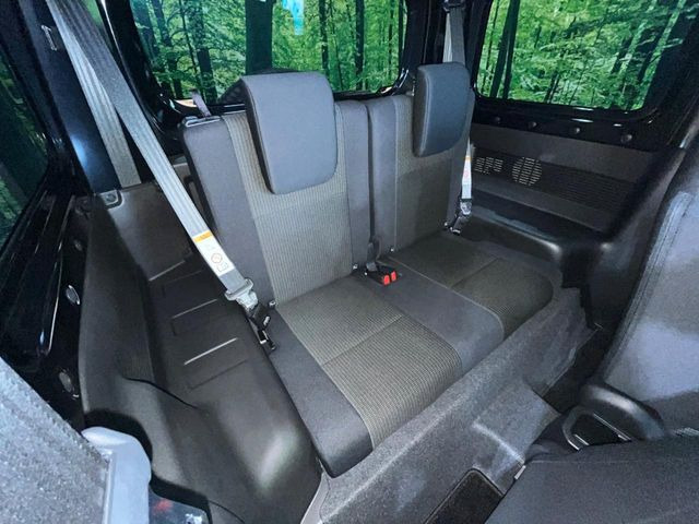 後部座席も気になるようなキズ・汚れやへたり等、大きなダメージはなく、良好な状態です。