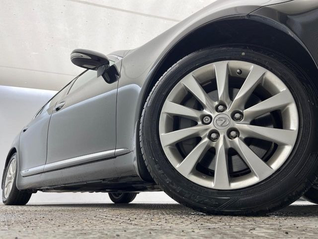 �y����18�C���`�A���~�z�C�[���z�O�ςɃ}�b�`���������A���~�z�C�[���𑕒����Ă���܂��B�e��ЊO�A���~�z�C�[����A�X�^�b�h���X�^�C�����戵�����Ă���܂��B���񂲑��k����������