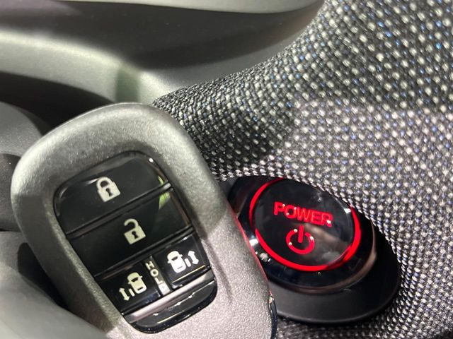 �yHonda�X�}�[�g�L�[�z�J�o����|�P�b�g�ɓ��ꂽ�܂܂ł��h�A�̎{���E�������\�ȃX�}�[�g�L�[�𑕔��B�G���W���̃I���E�I�t�����J�M�����o���K�v����������Ƃ��Ă��֗��ł���