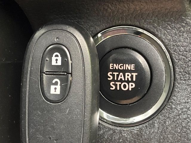 【キーレススタートシステム】カバンやポケットに入れたままでもドアの施錠・解錠が可能なスマートキーを装備。エンジンのオン・オフ時もカギを取り出す必要が無いからとっても便利です♪