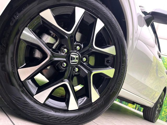 �y����18�C���`�A���~�z�C�[���z�O�ςɃ}�b�`���������A���~�z�C�[���𑕒����Ă���܂��B�e��ЊO�A���~�z�C�[����A�X�^�b�h���X�^�C�����戵�����Ă���܂��B���񂲑��k����������