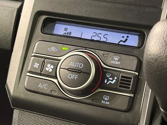 【オートエアコン】一度お好みの温度に設定すれば、車内の温度を検知し風量や温度を自動で調整。暑い&hellip;寒い&hellip;と何度もスイッチ操作をする必要はありません。快適な車内空間には必須の機能ですね♪