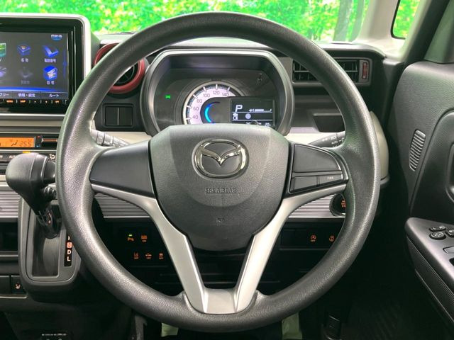 �C���e���A�ɍ��킹���f�U�C���̃X�e�A�����O�́A�^�]�������̂��Ƃ��l���A�^�]���₷���`��A�傫���ł��B�����x�A���ۂɐG���Ă��m���߂��������B