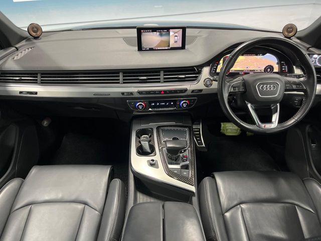 Q74.2 FSI クワトロ アダプティブ エアサスペンション 4WD