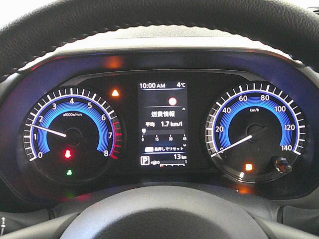 3�ɕ����ꂽ���[�^�[�p�l���͋@�\���Ƃɕ�����Ă���̂ŁA�Ԃ̏󋵂����f���₷���A���₷���f�U�C���ƂȂ��Ă���܂��B