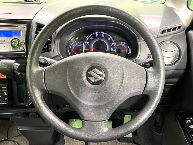 インテリアに合わせたデザインのステアリングは、運転される方のことも考え、運転しやすい形状、大きさです。是非一度、実際に触ってお確かめください。