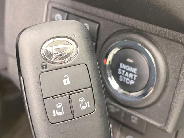 【キーフリーシステム】カバンやポケットに入れたままでもドアの施錠・解錠が可能なスマートキーを装備。エンジンのオン・オフ時もカギを取り出す必要が無いからとっても便利です♪