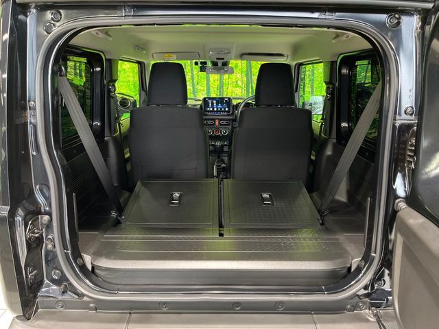 後席を格納すると、これだけの広さが!シーンに合わせたシートアレンジで、大きな荷物も積むことが出来ます♪