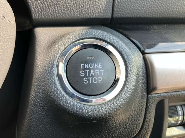 ★プッシュスタートシステム★エンジンスタートは最近はやりのプッシュスタート!鍵を車内に持ち込めばシリンダーに差し込まなくともボタン1つでエンジンがかかる★