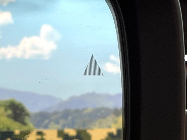 【ブラインドスポットモニター】走行中、ドアミラーの死角になりやすい箇所に後続車が接近するとサイドミラーのレンズに警告を表示!ドライバーに注意喚起をしてくれます。