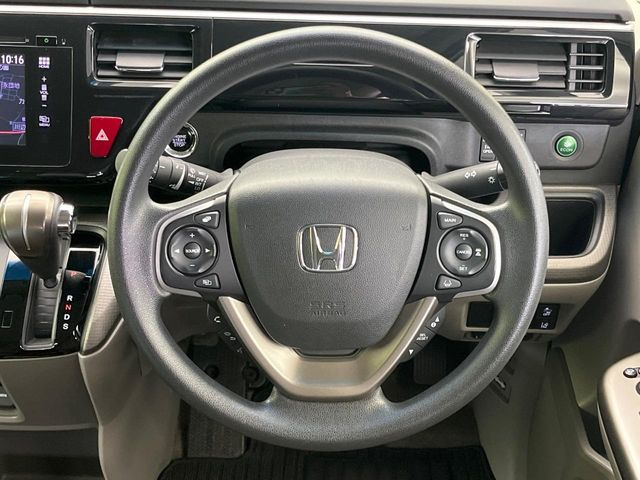 �C���e���A�ɍ��킹���f�U�C���̃X�e�A�����O�́A�^�]�������̂��Ƃ��l���A�^�]���₷���`��A�傫���ł��B�����x�A���ۂɐG���Ă��m���߂��������B