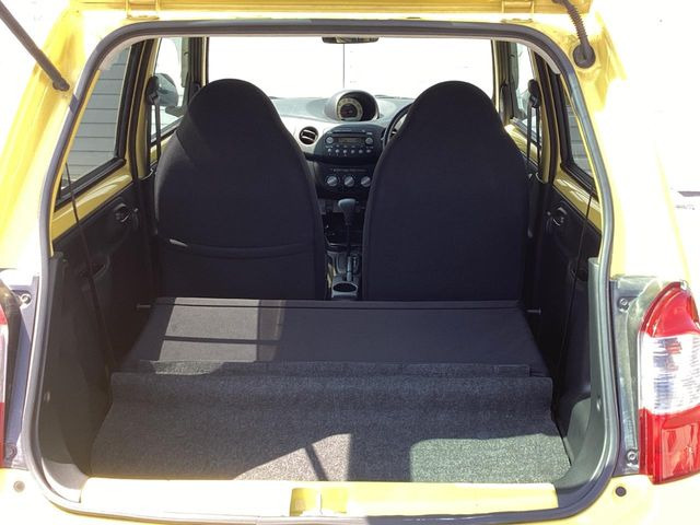 普段のお買い物や通勤、送迎等に十分な荷室スペースを確保しております。セカンドシートを倒すと、大きな荷物の積載も可能です♪