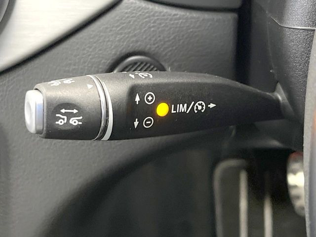 ●ディストロニックプラス:都市、郊外、高速道路などの走行時に、ステレオマルチパーパスカメラとレーダーセンサーにより、前走車を認識して速度に応じた車間距離を維持する次世代のクルコン!