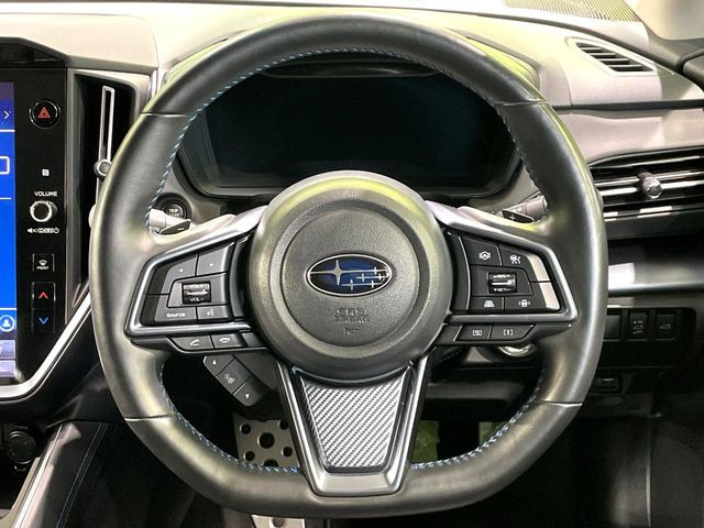 �C���e���A�ɍ��킹���f�U�C���̃X�e�A�����O�́A�^�]�������̂��Ƃ��l���A�^�]���₷���`��A�傫���ł��B�����x�A���ۂɐG���Ă��m���߂��������B