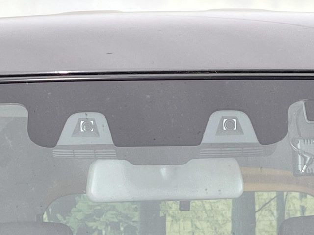 【スズキ セーフティサポート】走行中に前方の車両等を認識し、衝突しそうな時は警報とブレーキで衝突回避と被害軽減をアシスト。より安全にドライブをお楽しみいただけます。