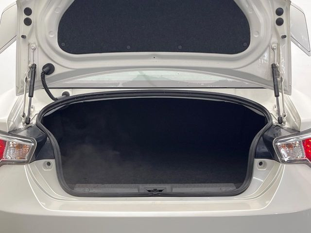 ラゲッジルームは、大容量のスペースを確保。普段のお買い物からレジャーまで、幅広く活躍してくれます!また、リアシートを倒すことでバリエーション豊かにお使いいただけます。