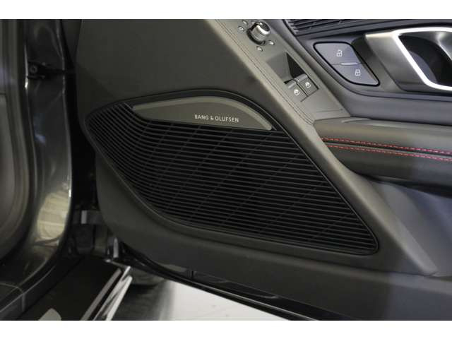 Bang & Olufsen�T�E���h�V�X�e�����ڂŎԓ���Ԃ��㎿�ȋ�Ԃւƕς��Ă���܂��B