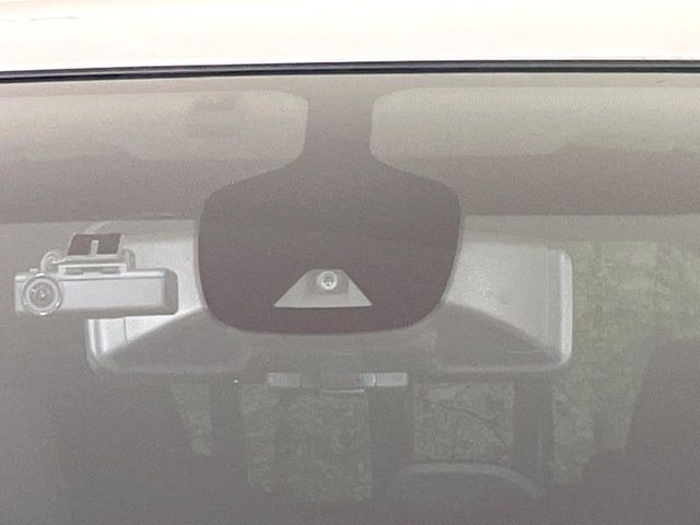 【インテリジェントエマージェンシーブレーキ】フロントカメラで前方の車両や歩行者を検知。衝突しそうな時は衝突被害軽減ブレーキが作動、衝突回避をサポート。より安全にドライブをお楽しみいただけます。