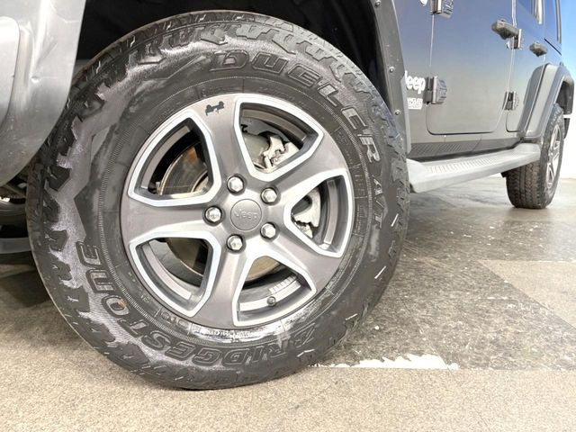 ●純正18インチアルミホイール:輸入車ならではの卓越した走りを支えるホイールと足回りです!日本車の走りに慣れている方にもぜひ体感して頂きたいほど、高いレベルでまとまっています!