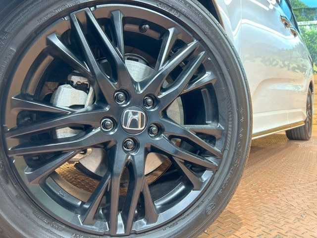 【純正18インチアルミホイール】外観にマッチした純正アルミホイールを装着しております。各種社外アルミホイールや、スタッドレスタイヤも取扱いしております。是非ご相談ください♪