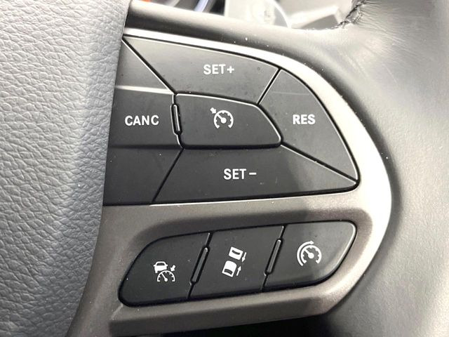 ●レーダークルーズコントロール:前の車との車間距離を一定にとりつつ、一定速度で自動走行してくれる次世代のクルーズコントロール!主に高速道路や自動車専用道路で使用する便利な機能です!