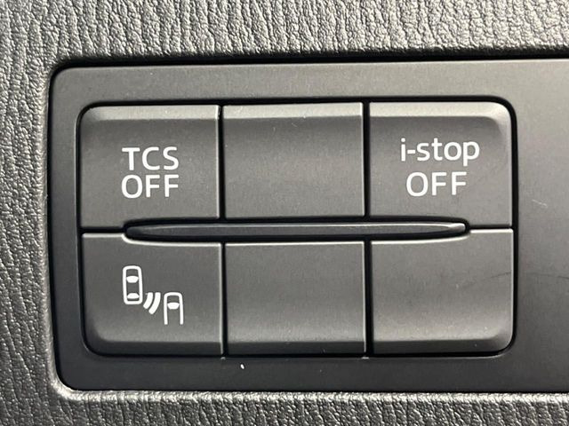 【ブラインドスポットモニタリング】走行中、ドアミラーの死角になりやすい箇所に後続車が接近するとサイドミラー付近に警告を表示、ドライバーに注意喚起をしてくれます。