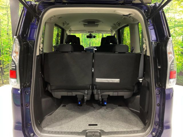 後席を格納すると、これだけの広さが!シーンに合わせたシートアレンジで、大きな荷物も積むことが出来ます♪
