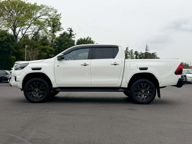 当店在庫は外装、内装クリーニング後に展示し、併せて事故修復歴の有無、メーター改ざん歴の有無も第三者機関による検査を全台実施しております。車検、整備、鈑金塗装も自社で対応できますのでご安心ください。