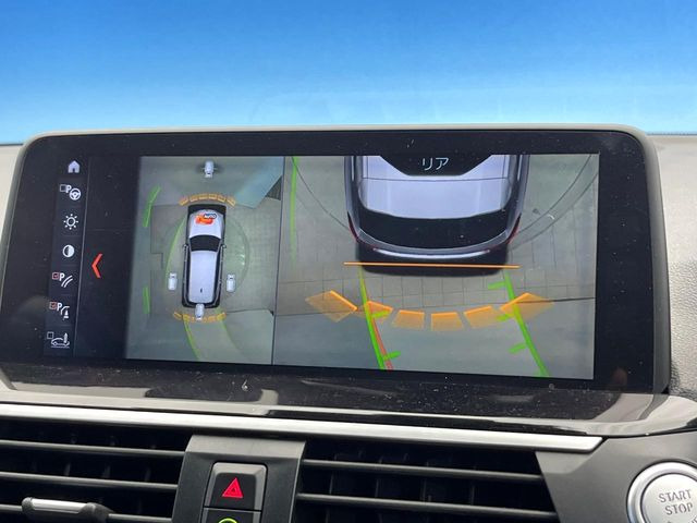 ���p�m���~�b�N�r���[���j�^�[:��p�̃J�����ɂ��A�ォ�猩���낵���悤�Ȏ��_��360�x�N���}�̎��͂��m�F���邱�Ƃ��ł��܂������p�������m�F���₷���A�����ꏊ�ł̐؂�Ԃ��⒓�Ԃ��X���[�Y�ɍs���܂��B