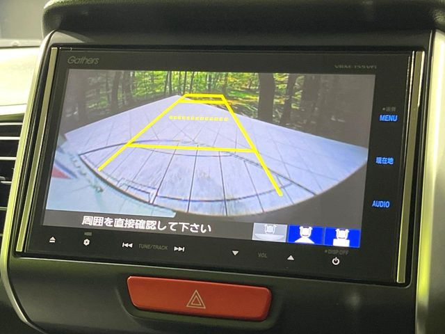 【バックカメラ】駐車時に後方がリアルタイム映像で確認できます。大型商業施設や立体駐車場での駐車時や、夜間のバック時に大活躍!運転スキルに関わらず、今や必須となった装備のひとつです!
