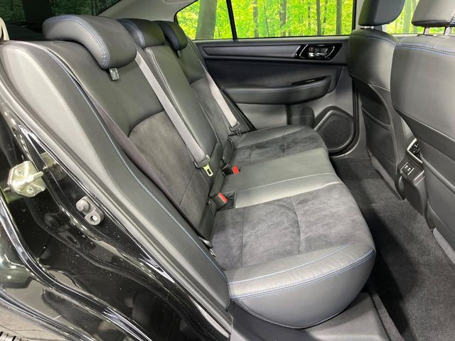 後部座席も気になるようなキズ・汚れやへたり等、大きなダメージはなく、良好な状態です。