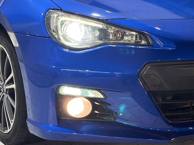 【HIDヘッドライト】非常に明るく前方を照らしてくれるので、悪天候や夜間の走行時も視界良好で安心してお乗りいただけます。