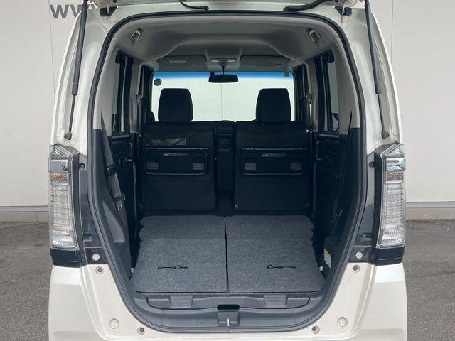 ���i�̂���������ʋ΁A���}���ɏ\���ȉ׎��X�y�[�X���m�ۂ��Ă���܂��B�Z�J���h�V�[�g��|���ƁA�傫�ȉו��̐ύڂ��\�ł���