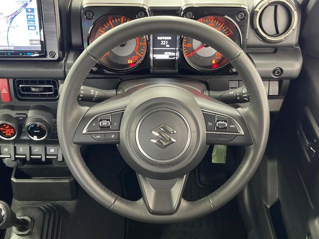 �C���e���A�ɍ��킹���f�U�C���̃X�e�A�����O�́A�^�]�������̂��Ƃ��l���A�^�]���₷���`��A�傫���ł��B�����x�A���ۂɐG���Ă��m���߂��������B