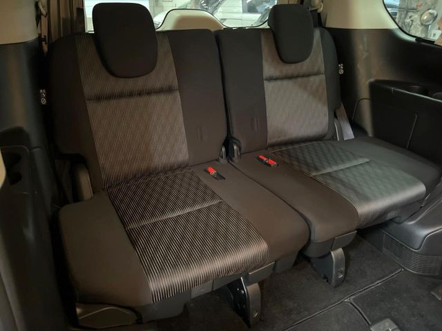3列目シートはもちろん状態良好☆大人でもゆったりと座って頂けますので、大人数でのお出かけもラクラクです♪ご家族で、気の知れた仲間で、ドライブに行くのが楽しみですね♪