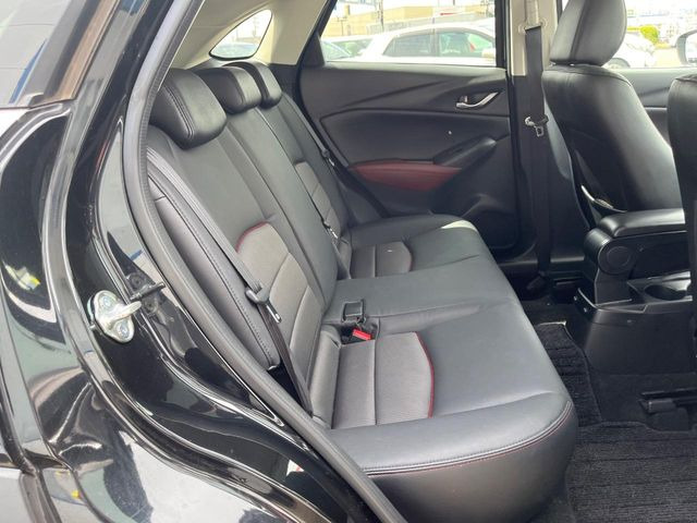 後部座席も気になるようなキズ・汚れやへたり等、大きなダメージはなく、良好な状態です。