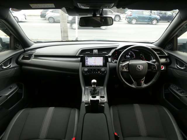 進化されたインパネ周りは、スタイリッシュかつ操作性や視認性にも優れ、飽きのこないデザインになっております!