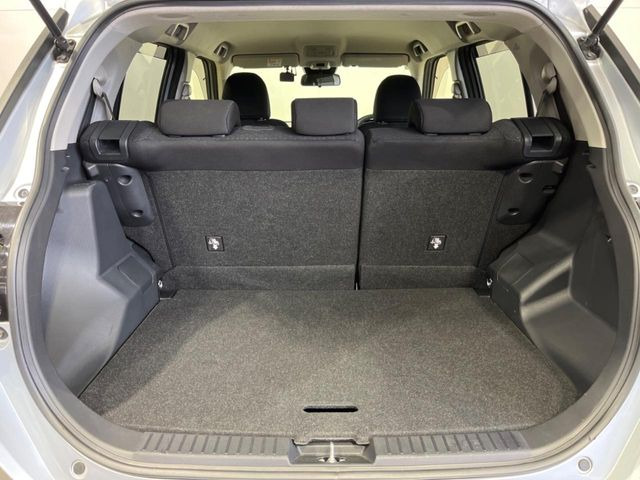 ���i�̂���������ʋ΁A���}���ɏ\���ȉ׎��X�y�[�X���m�ۂ��Ă���܂��B�Z�J���h�V�[�g��|���ƁA�傫�ȉו��̐ύڂ��\�ł���