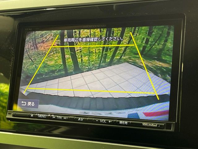 【バックカメラ】駐車時に後方がリアルタイム映像で確認できます。大型商業施設や立体駐車場での駐車時や、夜間のバック時に大活躍!運転スキルに関わらず、今や必須となった装備のひとつです!