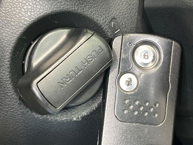 �yHonda�X�}�[�g�L�[�z�J�o����|�P�b�g�ɓ��ꂽ�܂܂ł��h�A�̎{���E�������\�ȃX�}�[�g�L�[�𑕔��B�G���W���̃I���E�I�t�����J�M�����o���K�v����������Ƃ��Ă��֗��ł���