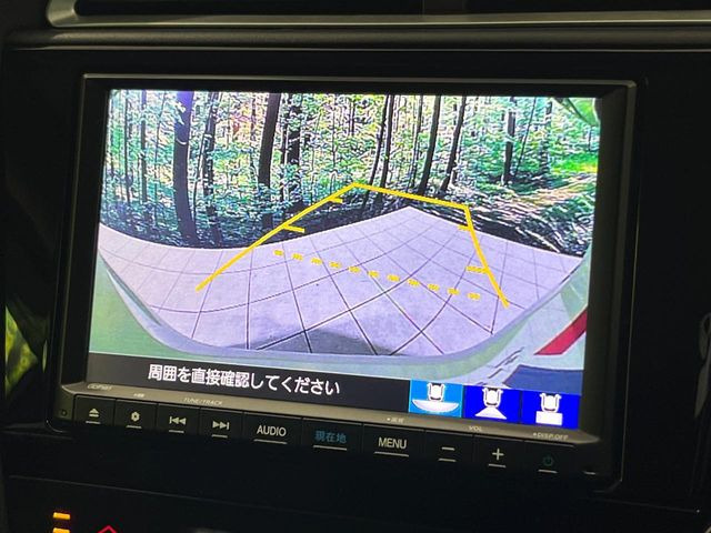 【バックカメラ】駐車時に後方がリアルタイム映像で確認できます。大型商業施設や立体駐車場での駐車時や、夜間のバック時に大活躍!運転スキルに関わらず、今や必須となった装備のひとつです!