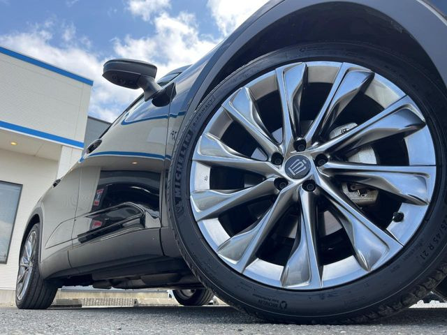 �y����21�C���`�A���~�z�C�[���z�O�ςɃ}�b�`���������A���~�z�C�[���𑕒����Ă���܂��B�e��ЊO�A���~�z�C�[����A�X�^�b�h���X�^�C�����戵�����Ă���܂��B���񂲑��k����������