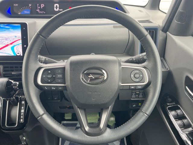 �C���e���A�ɍ��킹���f�U�C���̃X�e�A�����O�́A�^�]�������̂��Ƃ��l���A�^�]���₷���`��A�傫���ł��B�����x�A���ۂɐG���Ă��m���߂��������B