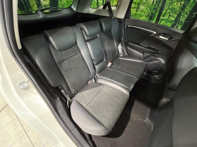 後部座席も気になるようなキズ・汚れやへたり等、大きなダメージはなく、良好な状態です。